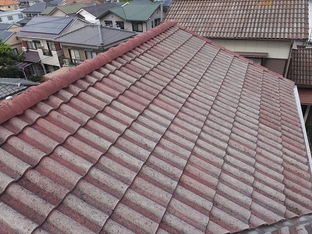 大垣市でモニエル瓦の点検、元々赤い屋根が灰色になった、塗装がはがれカビや苔が生え、谷板金も劣化